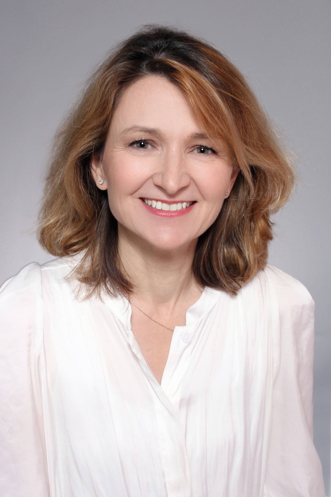  Nina Bataille